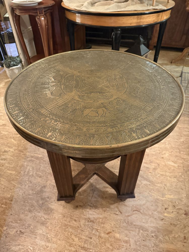 Antiker Rauchtisch „Cairo“ um 1920 – Eiche mit Messingplatte im Ägypten-Stil