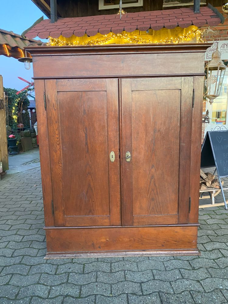massiver Eichenschrank / antik / unrestauriert