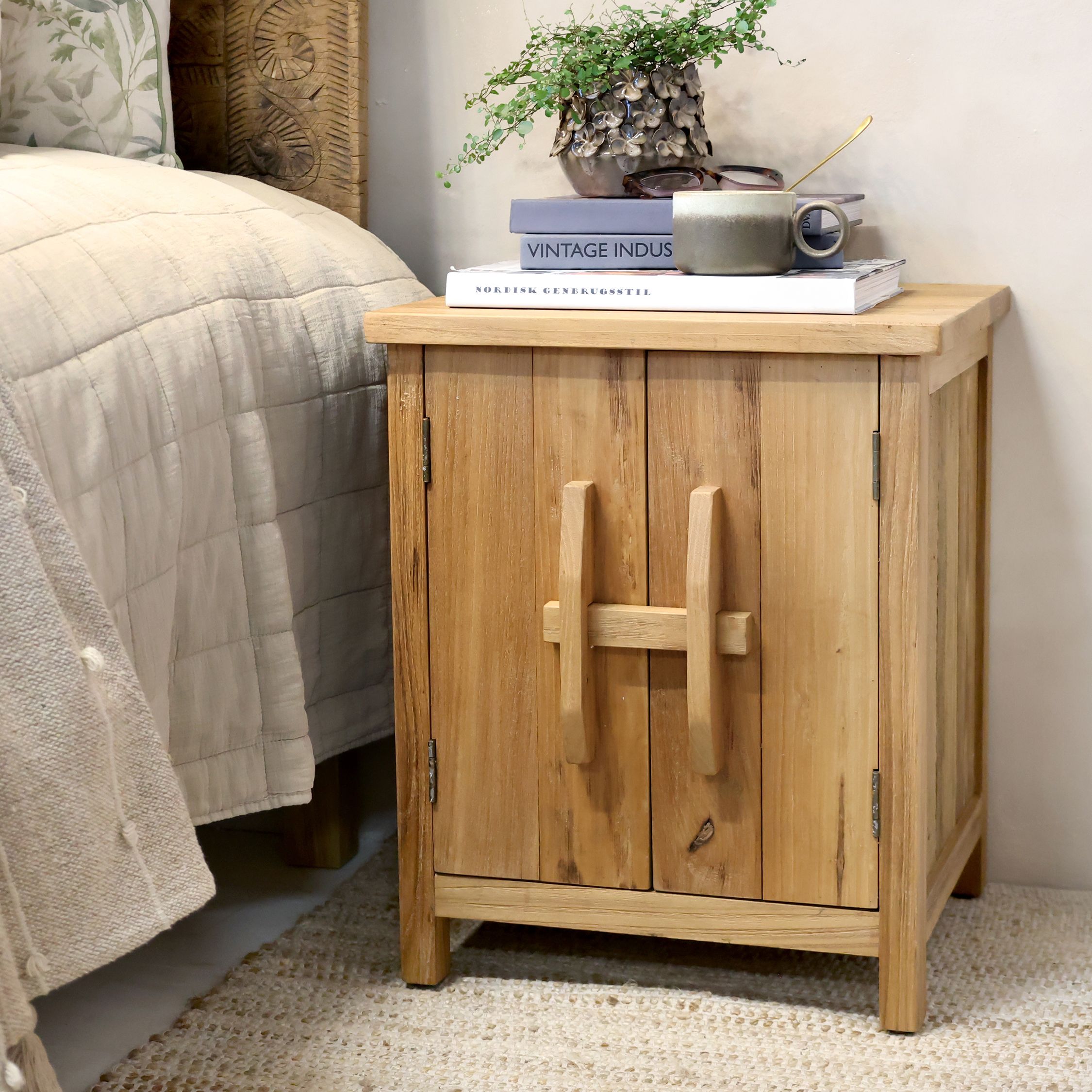 Chic Antique Schrank mit 2 Türen – Naturholz Ulme | kleiner Vintage Schrank Dänemark