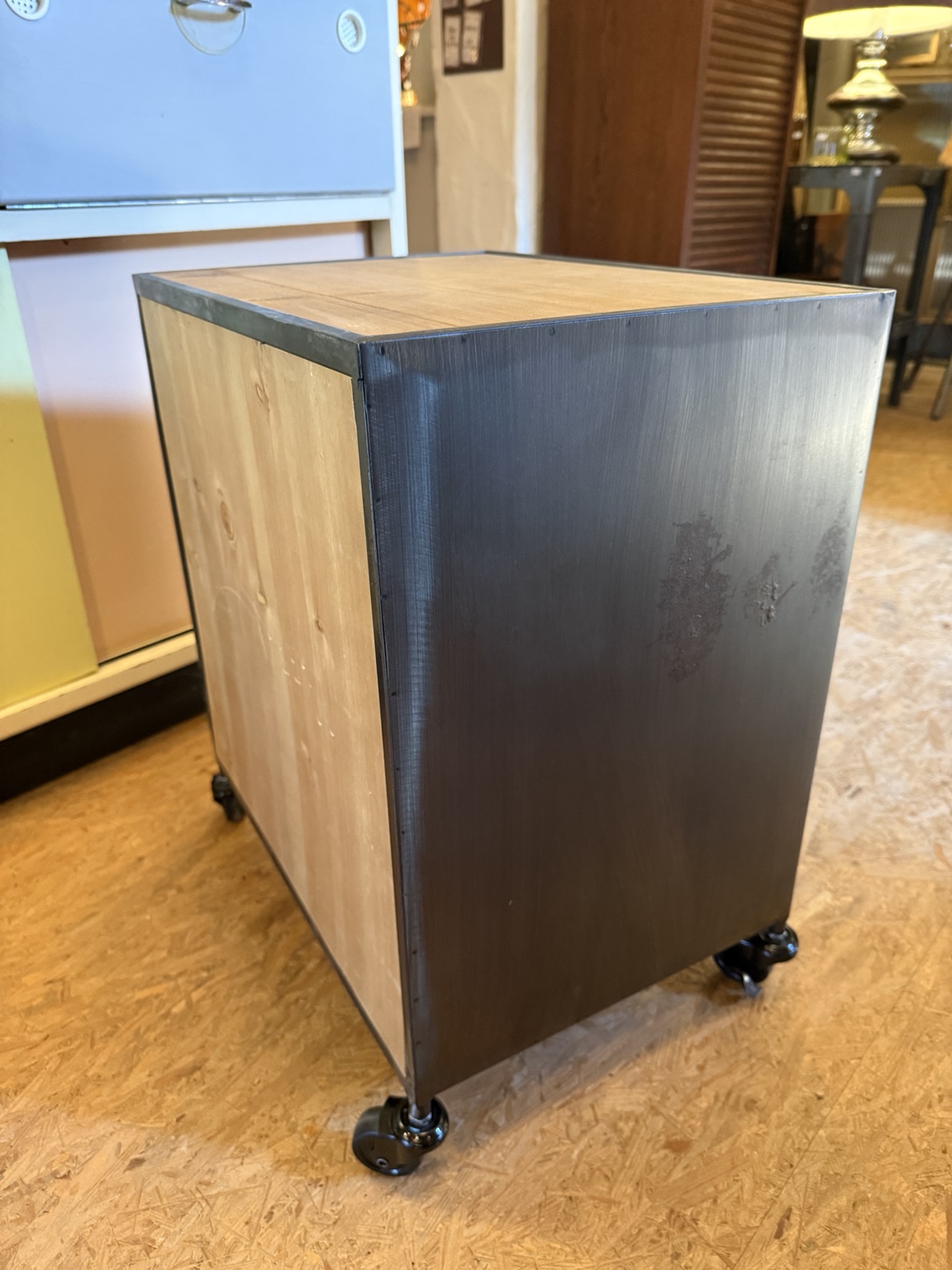 NACHTWERK – Industrial Nachtschrank auf Rollen von Chic Antique