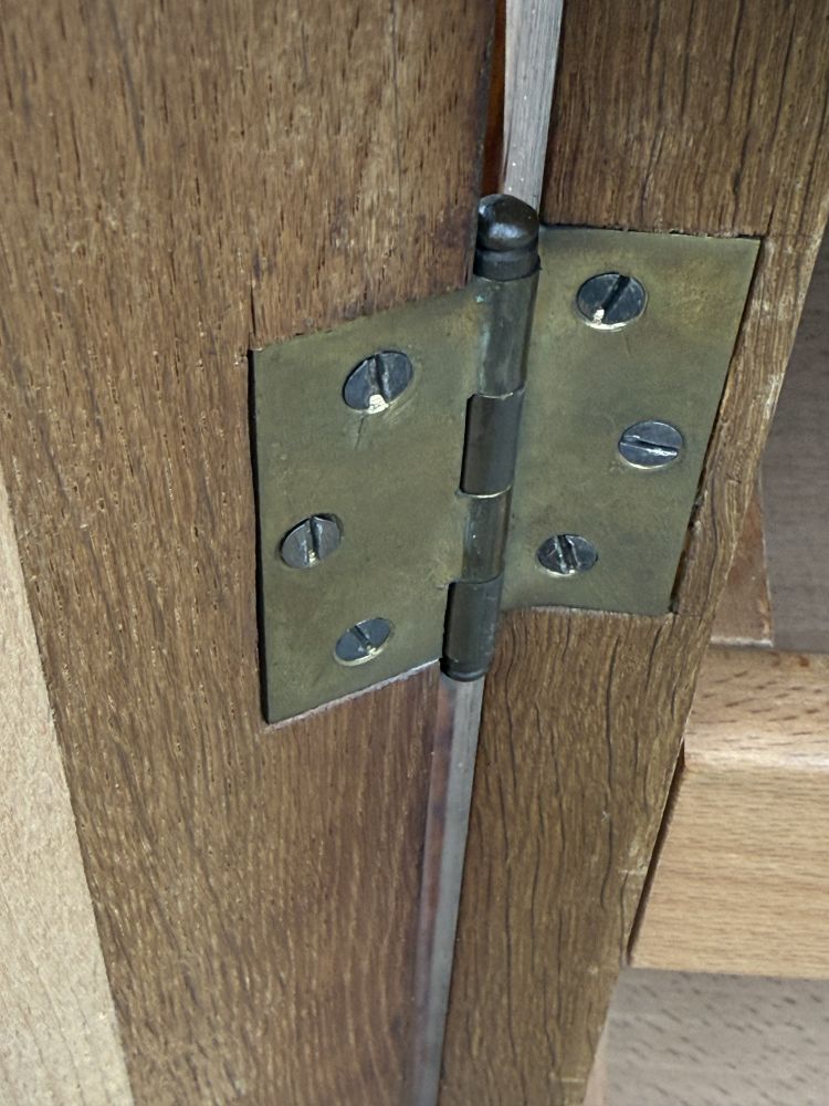 Antiker Schreibtisch um 1920 – Eiche / Eichenfurnier, Messing & Intarsie – DIY