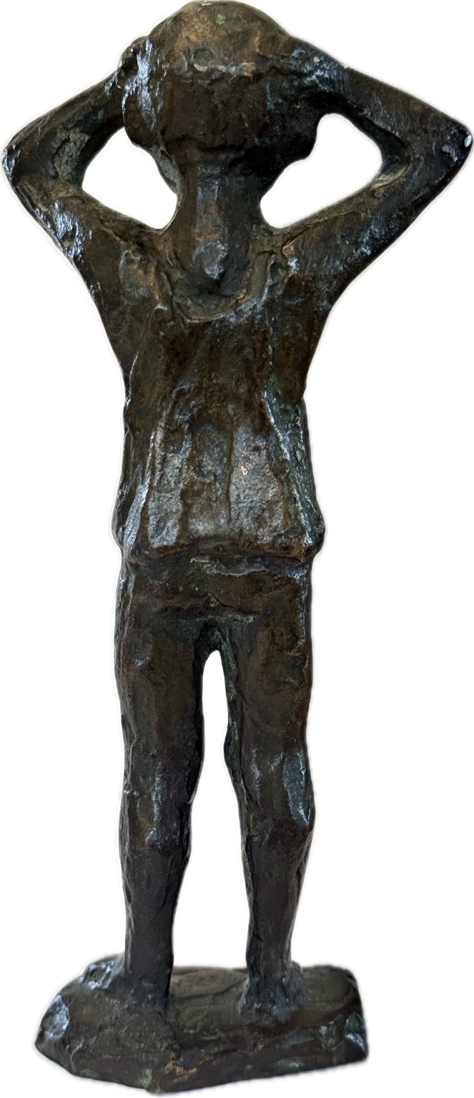 Curt Beckmann Bronze Skulptur „Stehender Junge“ – Moderne Bronzeplastik