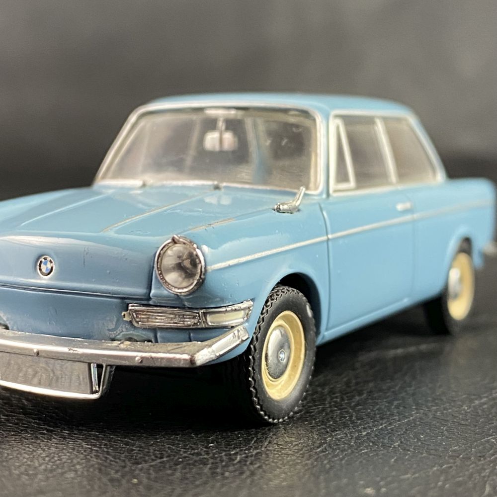 BMW 700LS Baujahr 1962-1965 Mini CHAMPS  1:43 Modellauto / Metall 