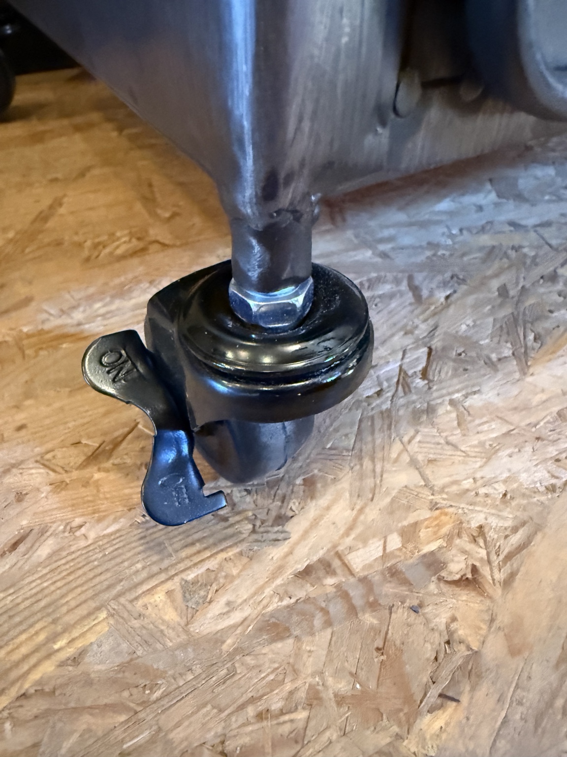 NACHTWERK – Industrial Nachtschrank auf Rollen von Chic Antique