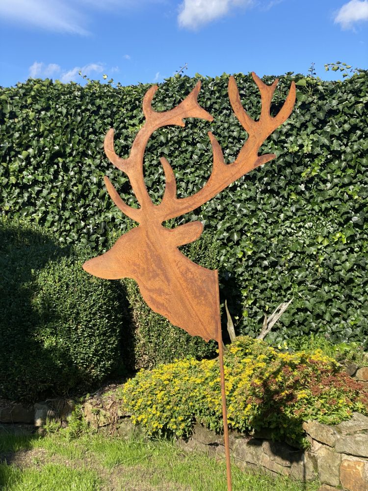 großer Hirsch " SARO" auf Stab / Eisen - Rost