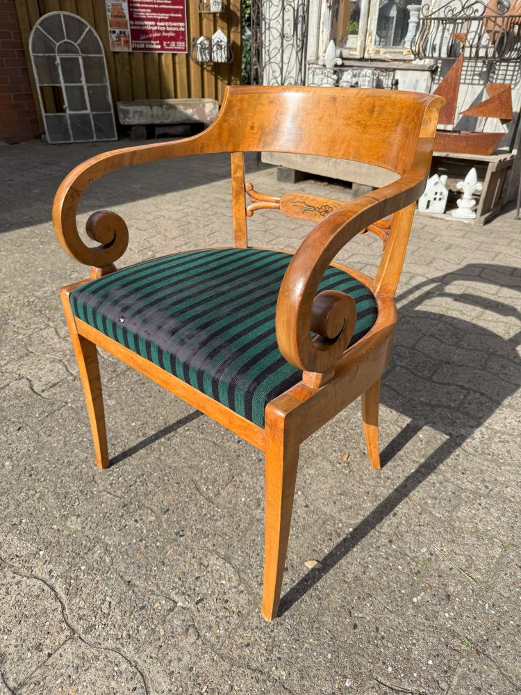 Eleganter Armlehnstuhl im Biedermeier-Stil