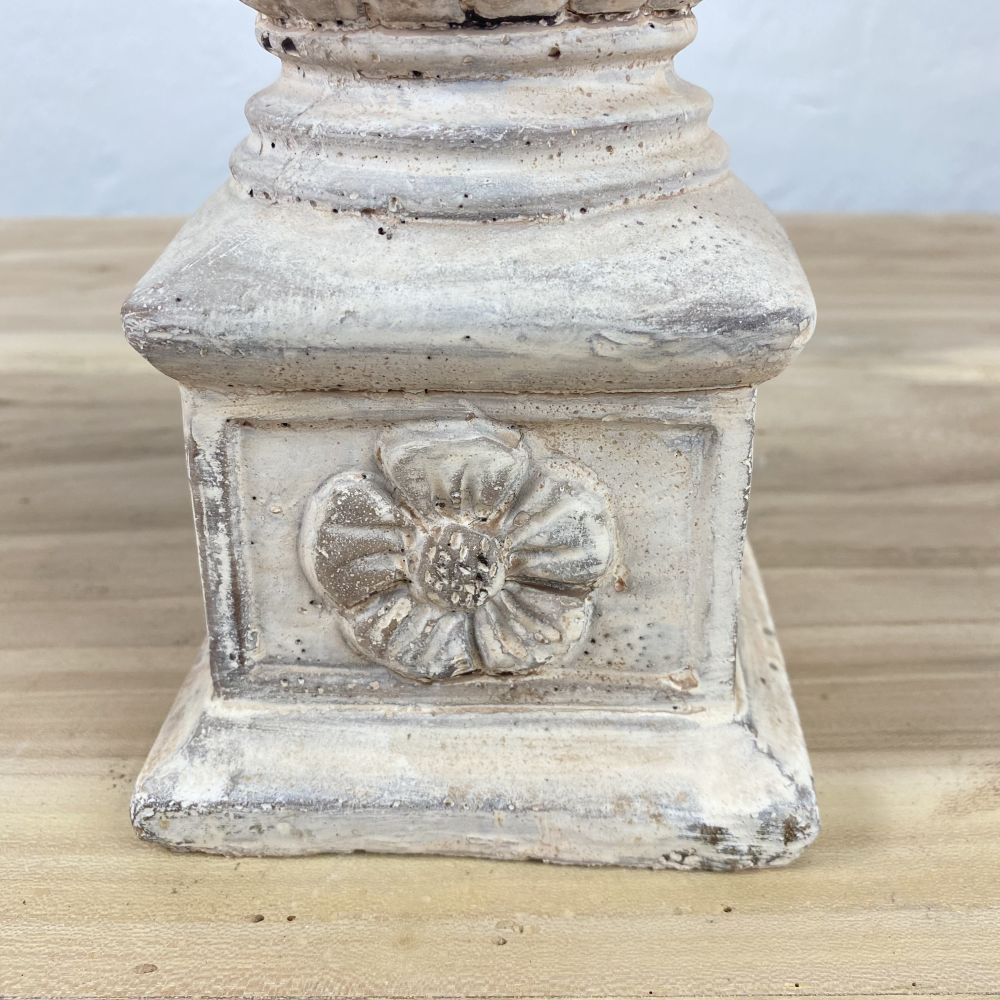 Kerzenständer aus Keramik in antikweiß patiniert / 40 cm hoch