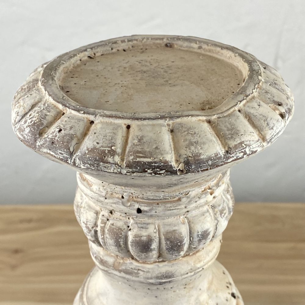 Kerzenständer aus Keramik in antikweiß patiniert / 30 cm hoch
