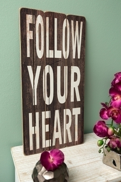 Holzschild Follow your heart