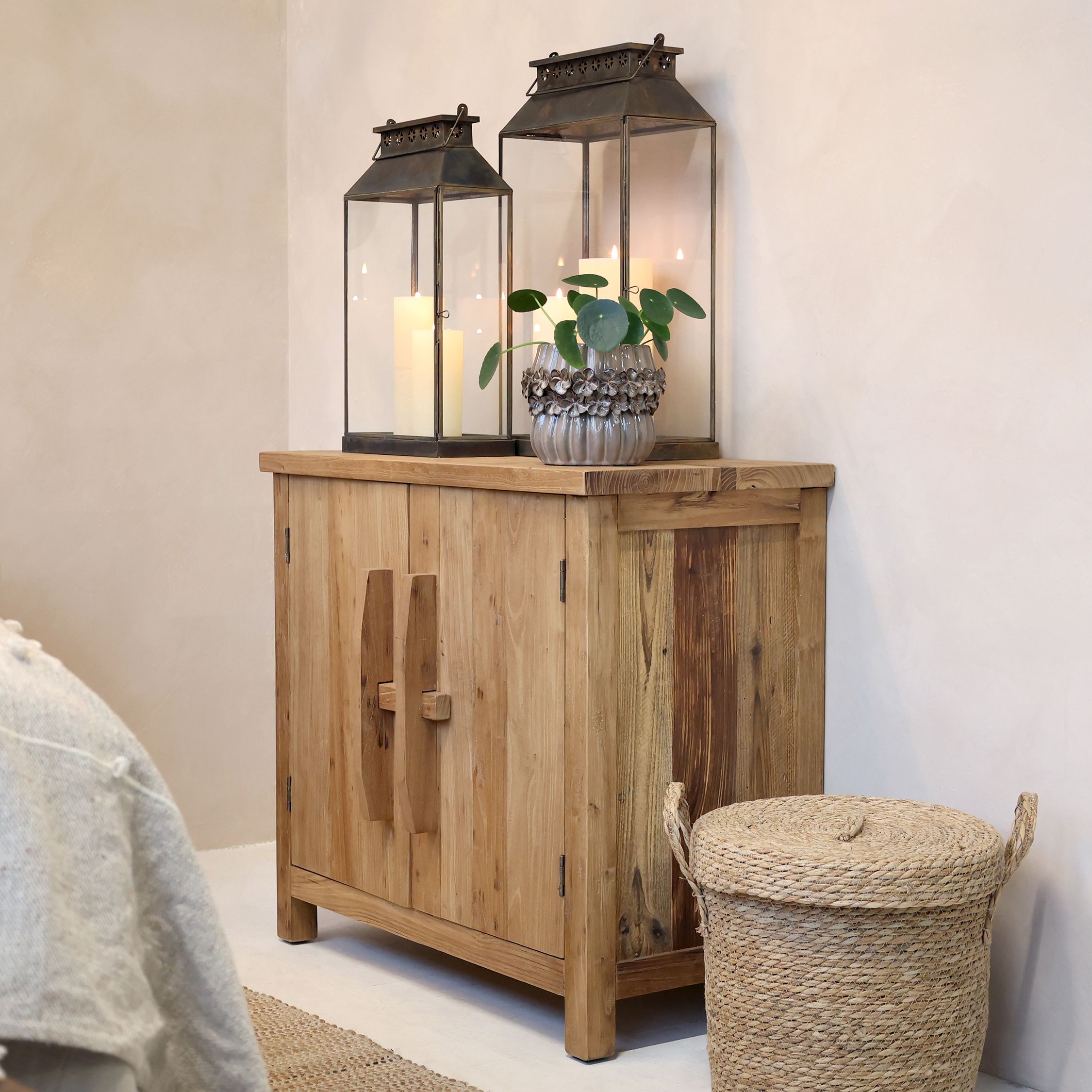 Chic Antique Schrank mit 2 Türen & Regalen – Naturholz – H72,5/L80/B43 cm