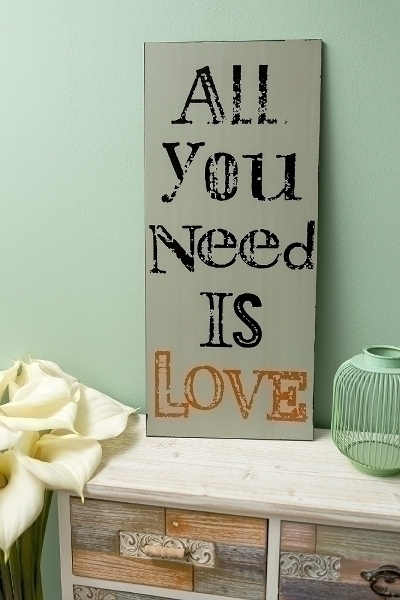 Spruchtafel All you need is love