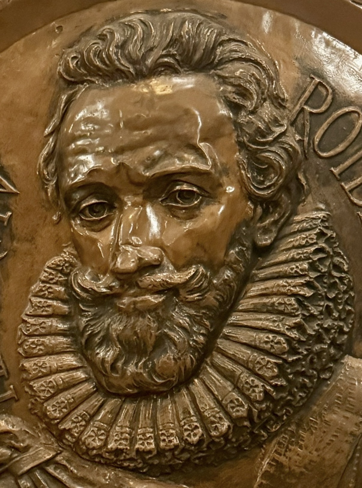 Große Historismus-Wandplatte mit Henri IV – kupferfarbenes Relief, Ø 98 cm