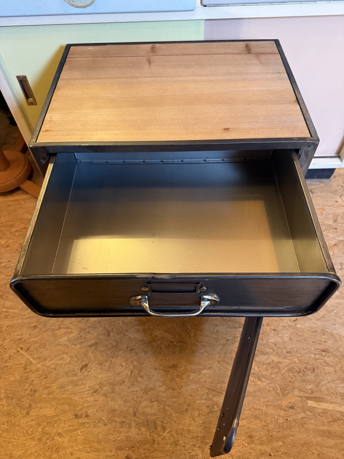 NACHTWERK – Industrial Nachtschrank auf Rollen von Chic Antique