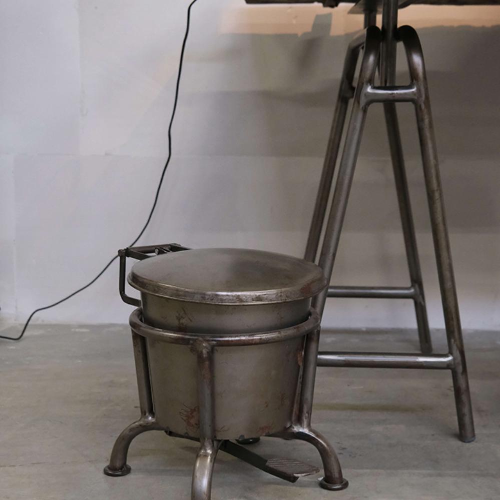 Klapp Treteimer aus Eisen – S | Rohstahl-Optik | Industrial Metall-Treteimer mit Fußpedal | Trademark Living