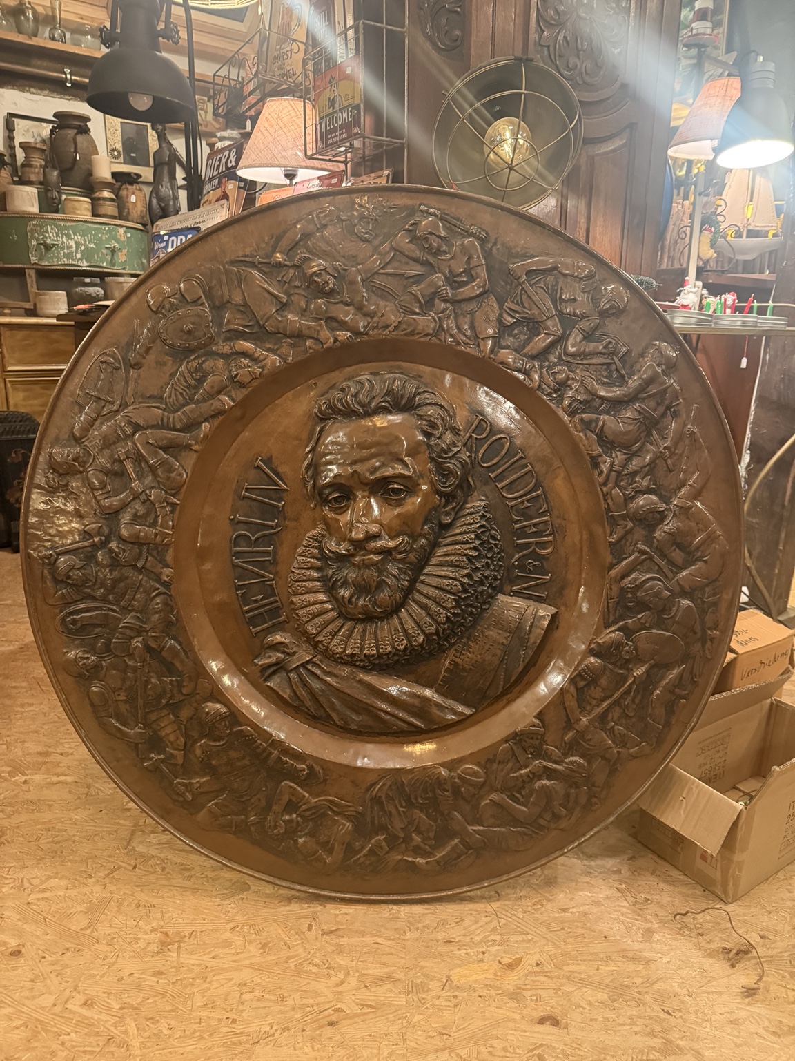 Große Historismus-Wandplatte mit Henri IV – kupferfarbenes Relief, Ø 98 cm