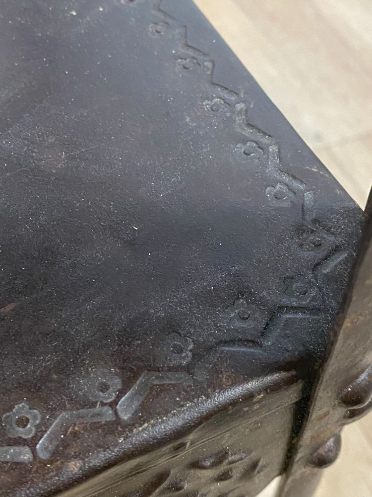 Antiker Rauchtisch um 1920 – handgefertigt aus Metall