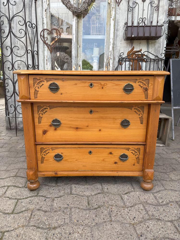 Antike Jugendstil-Kommode um 1900 – Weichholz mit Schnitzerei – 3 Schubladen