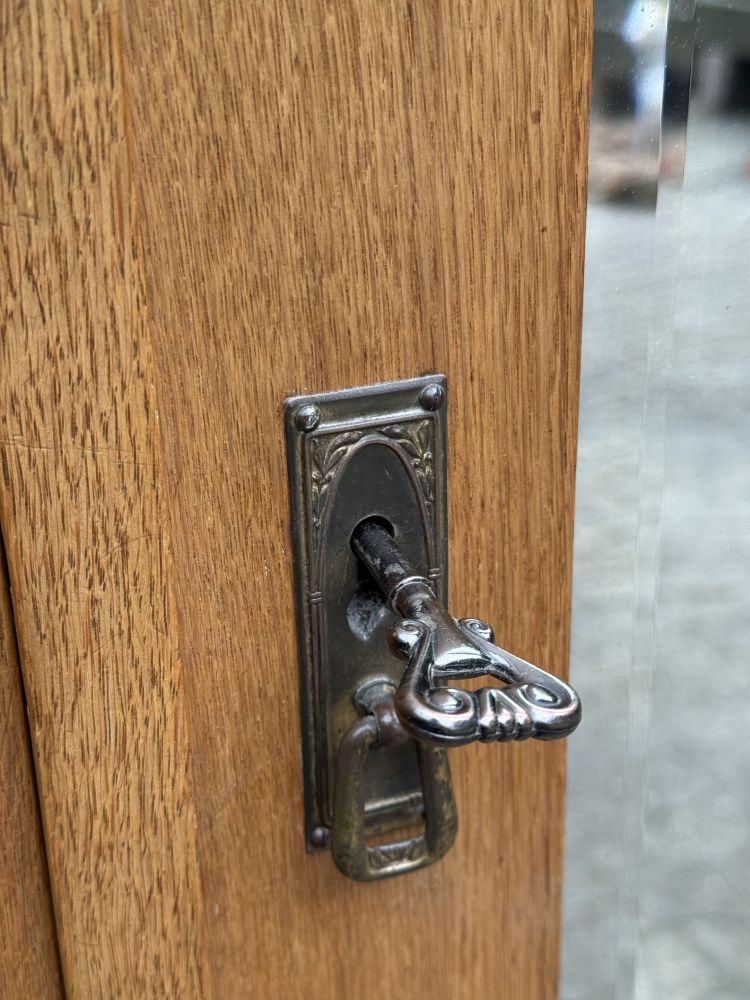 Antiker Spiegelschrank um 1920 – Eiche mit Intarsien & Facettenspiegel