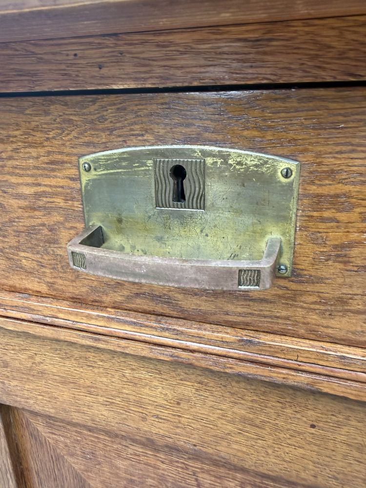 Antiker Schreibtisch um 1920 – Eiche / Eichenfurnier, Messing & Intarsie – DIY