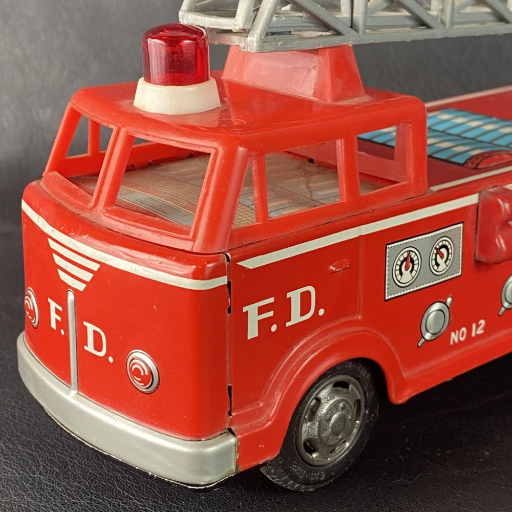 Feuerwehrwagen mit Leiter / Blechspielzeug 70er Jahre / F.D. 