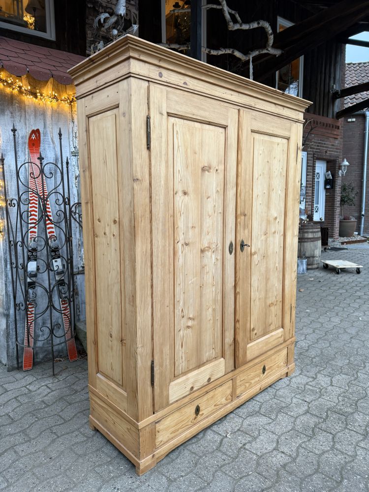 Antiker Kleiderschrank „Landhaus Klassik“ um 1820 – großer Weichholzschrank zerlegbar