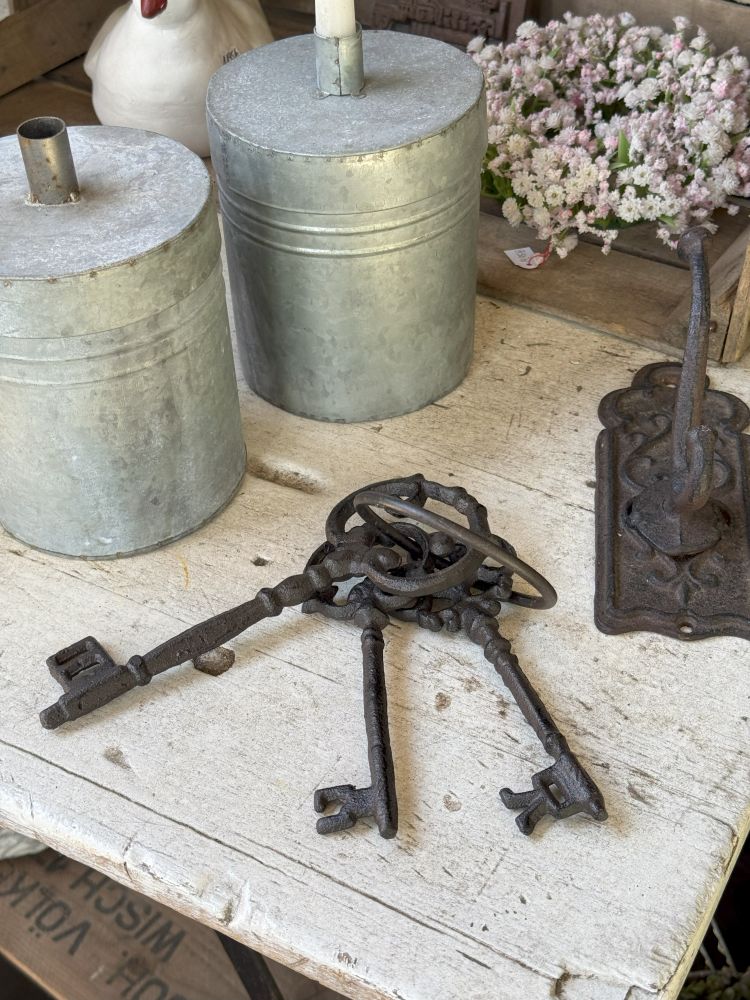  Deko-Schlüsselbund aus Gusseisen – Rustikaler Vintage-Chic