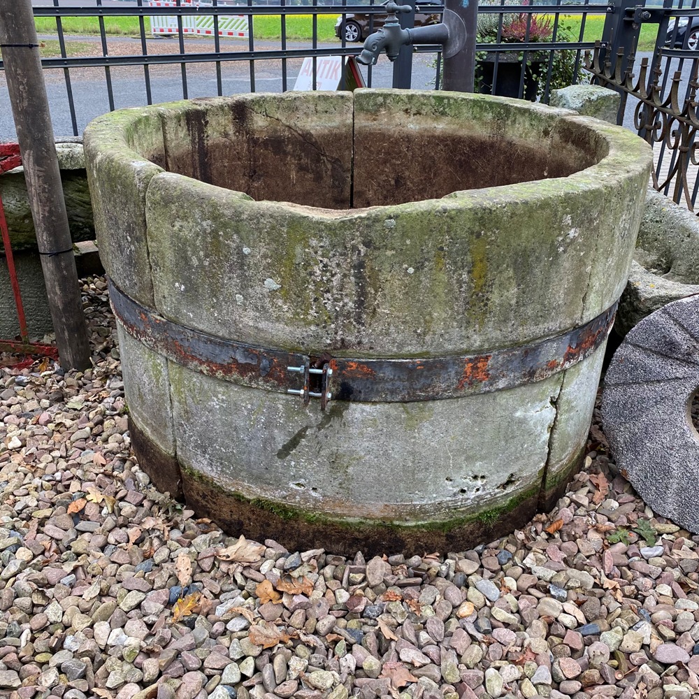 IMG_E7451 historischer Sandsteinbrunnen