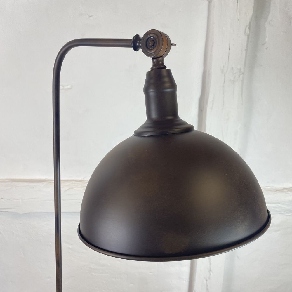 Stehlampe "TINO" aus Metall / dunkelrostfarbend lackiert