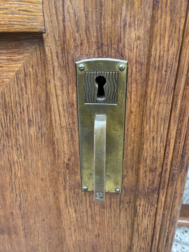 Antiker Schreibtisch um 1920 – Eiche / Eichenfurnier, Messing & Intarsie – DIY