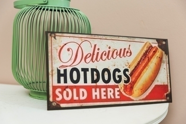 Metallschild Delicious Hot Dogs