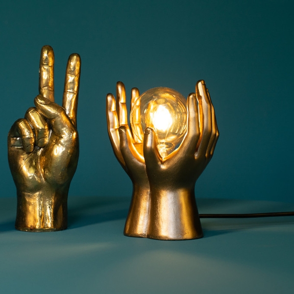Tischleuchte Golden Touch, gold , Hände halten das Leuchtmittel Werner Voss
