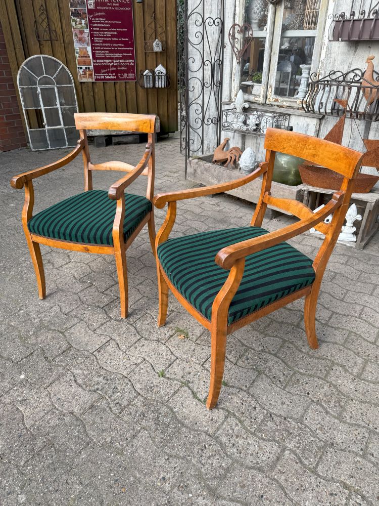 Ein Paar formschöne Armlehnstühle im zeitlosen Biedermeier-Stil