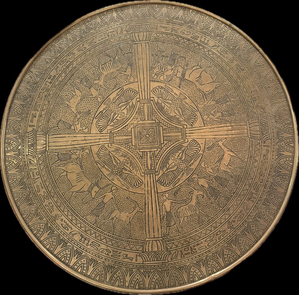 Antiker Rauchtisch „Cairo“ um 1920 – Eiche mit Messingplatte im Ägypten-Stil
