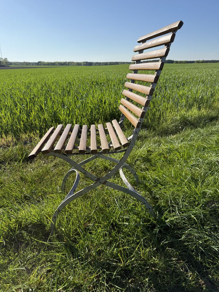 Antiker klappbarer Gartenstuhl um 1900 – Eschenholz & Metall – unrestauriert mit Patina