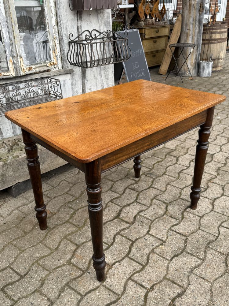 Antiker Eichentisch „Landküche“ um 1900 – Massivholz mit gedrehten Beinen
