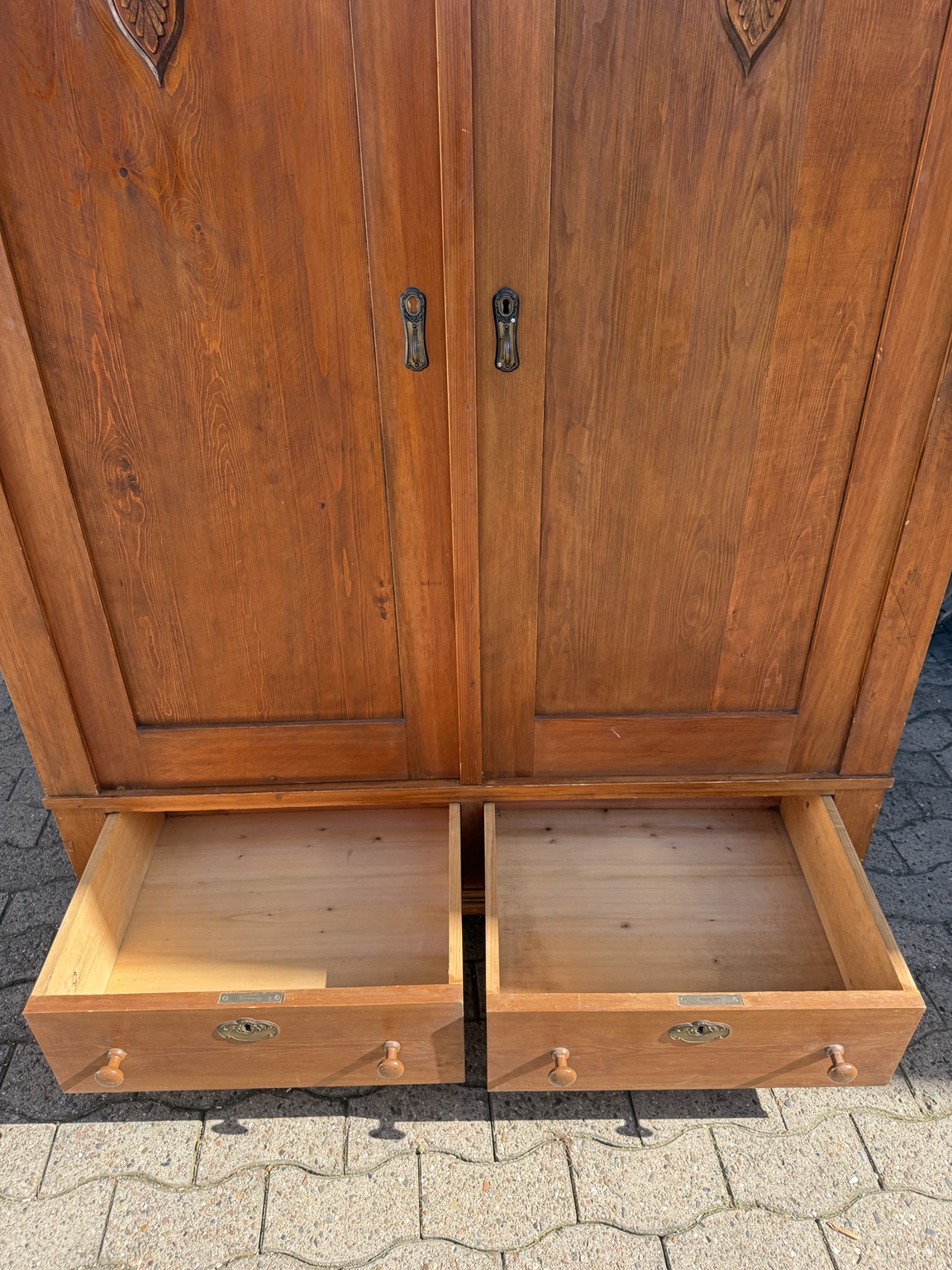 Antiker Weichholzschrank um 1920 – zerlegbarer Kleiderschrank mit Wäschefach