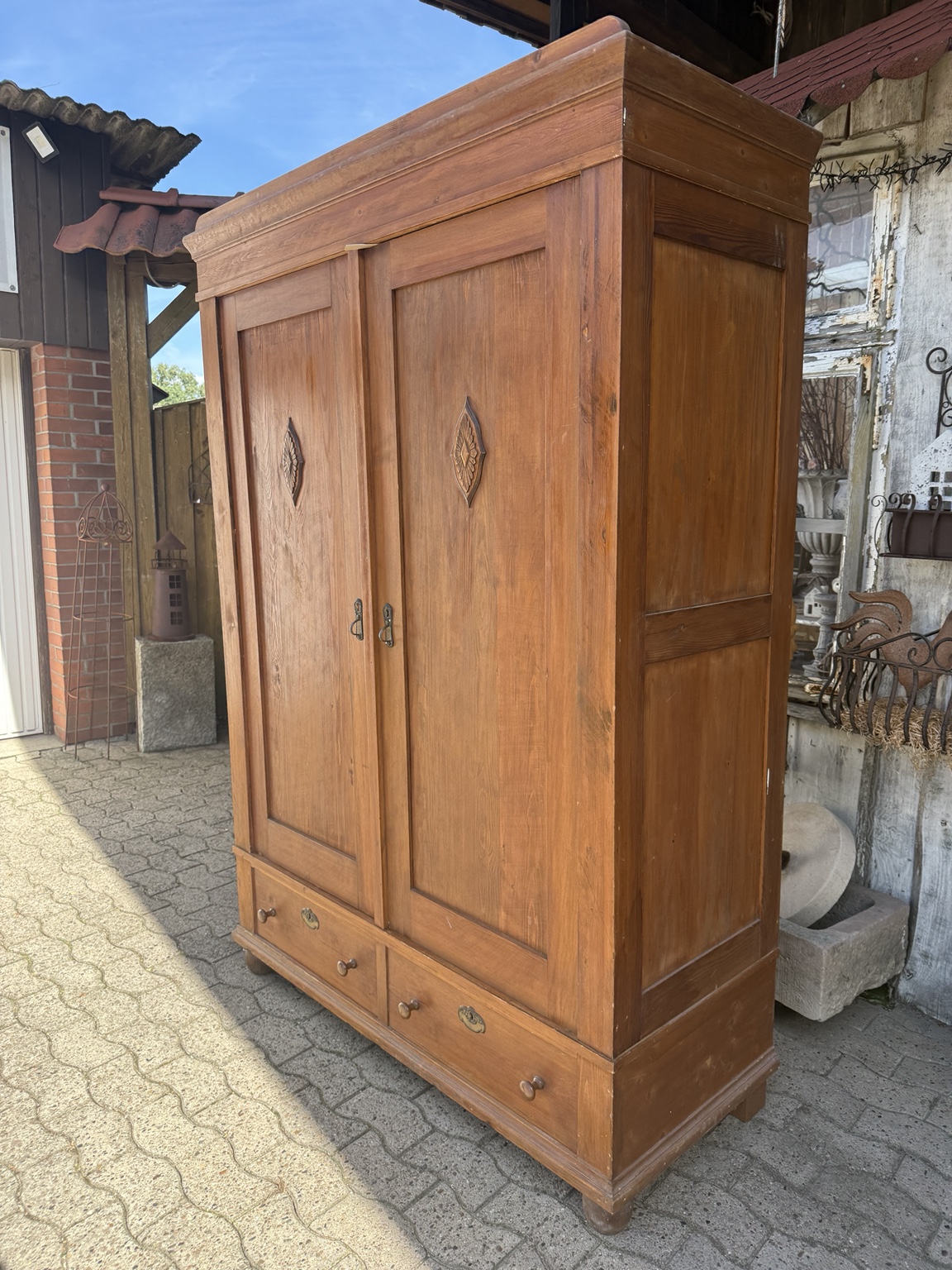 Antiker Weichholzschrank um 1920 – zerlegbarer Kleiderschrank mit Wäschefach