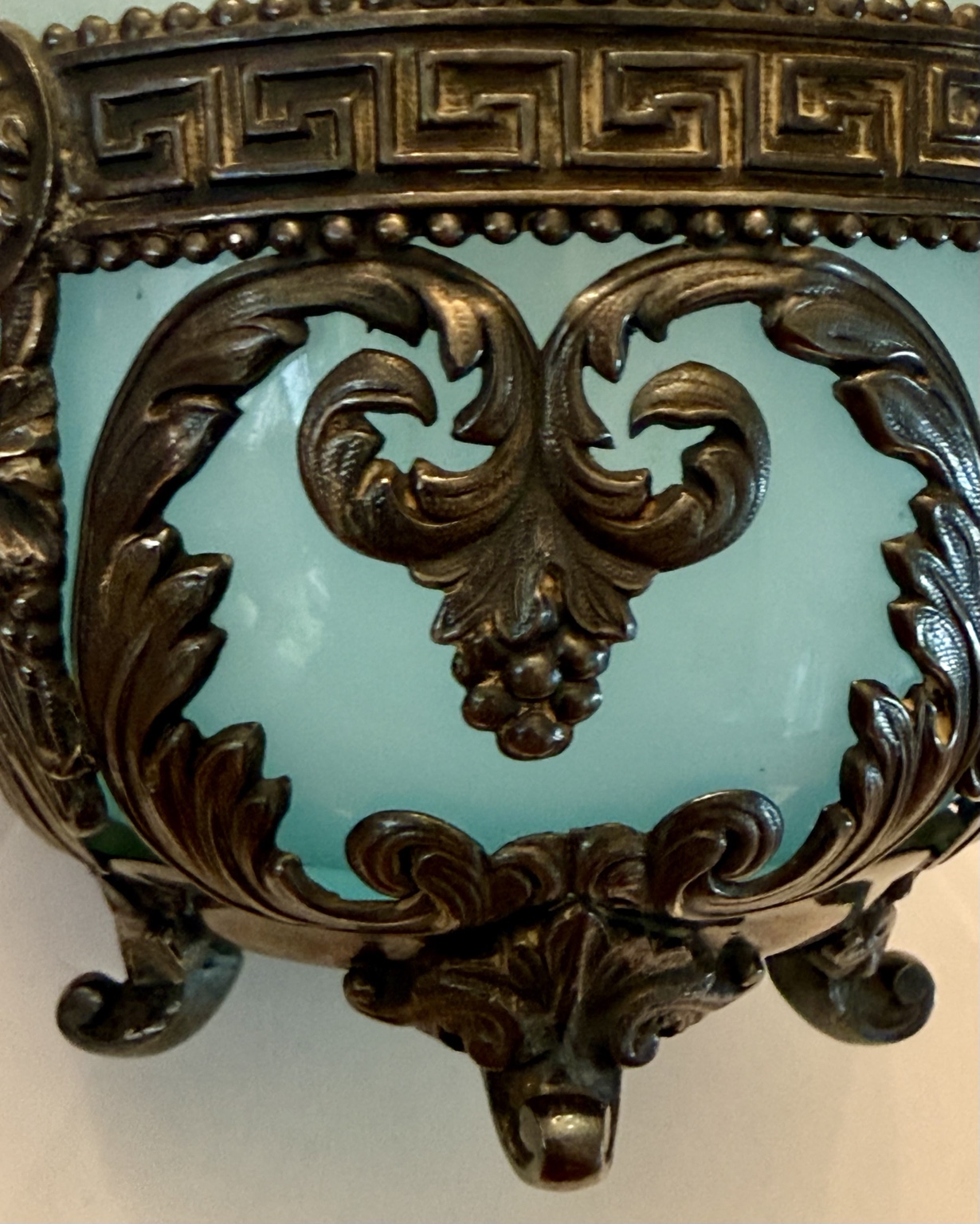 Antike Henkelschale mit blauem Glaseinsatz – Historismus um 1880–1900