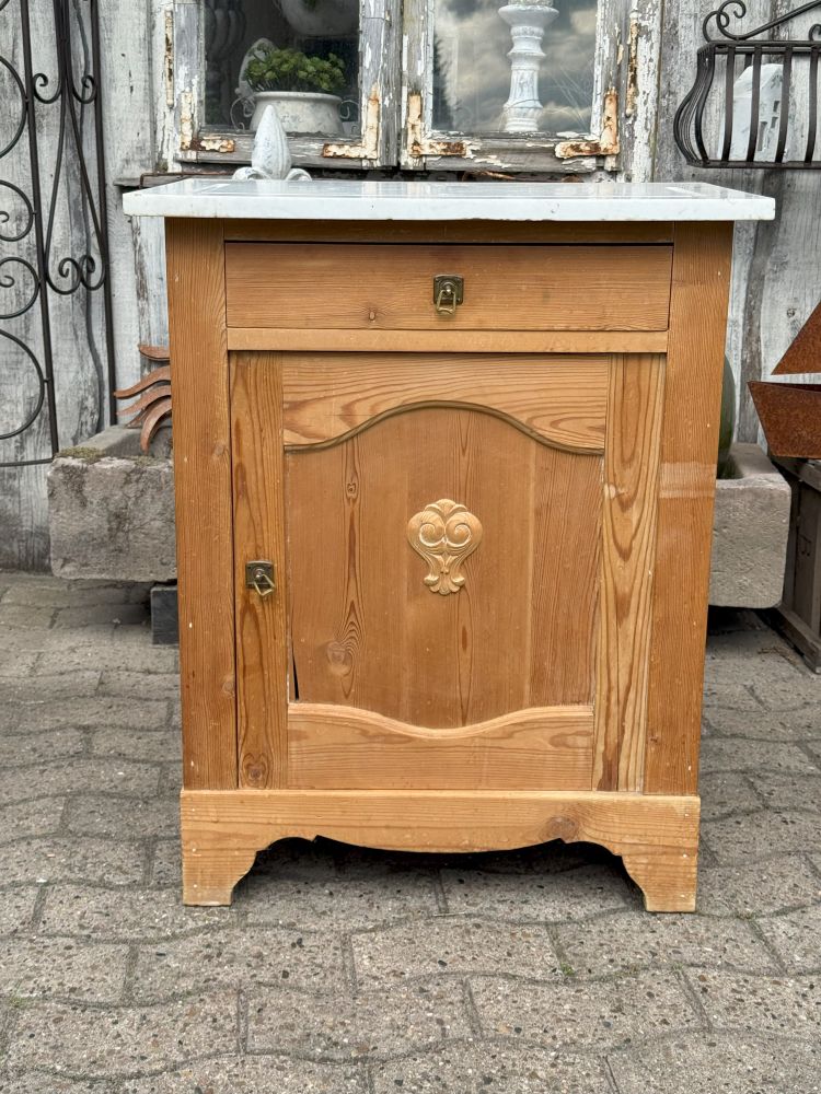 Antike Waschkommode mit Marmorplatte – DIY-Potenzial trifft auf Vintage-Charme